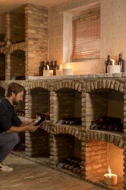 Tuinkaars in ronde terracotta schaal wit 11u - zwart