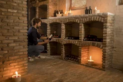 Tuinkaars in ronde terracotta schaal wit 11u - zwart