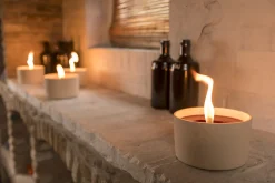 Tuinkaars in ronde terracotta schaal wit 11u - zwart